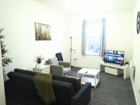TV and multimedia, Living room, Seating area, Evening entertainment