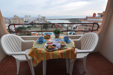 View (from property/room), Balcony/Terrace, Dining area, Sea view