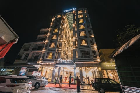 Property building, Nearby landmark, Facade/entrance, City view, Street view, Location