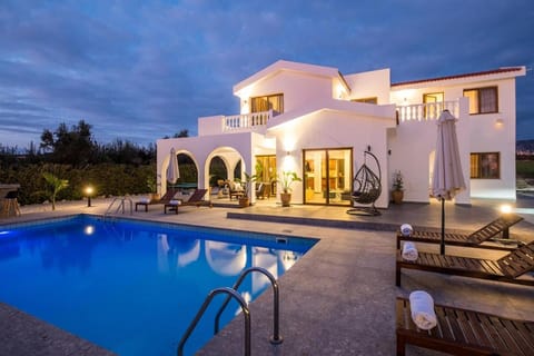 Cocoon Luxury Villa In Coral Bay-3 Min To Beach Villa in Peyia