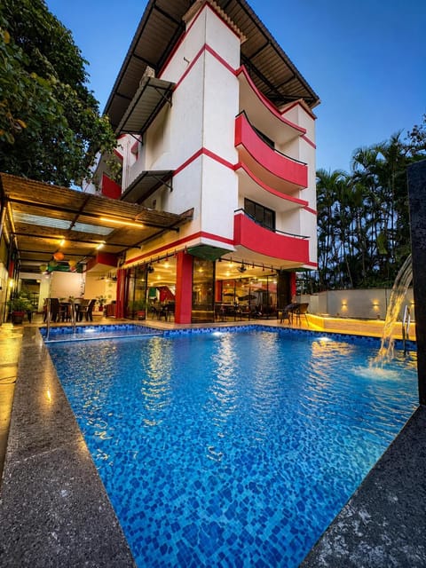 Property building, Balcony/Terrace, Decorative detail, Pool view, Swimming pool