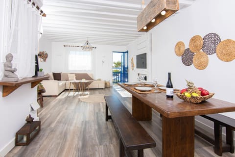 TV and multimedia, Living room, Seating area, Dining area