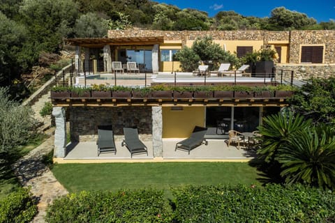 Property building, Facade/entrance, Day, Natural landscape, Garden, View (from property/room), Balcony/Terrace, Bedroom, Garden view, Pool view, Swimming pool, sunbed