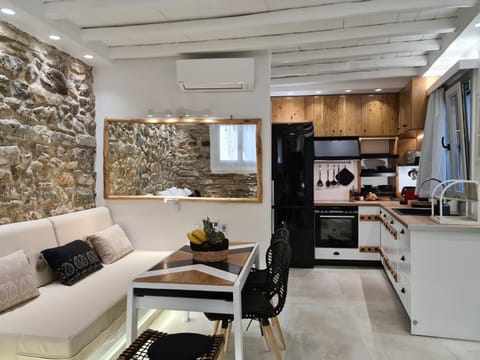 Kitchen or kitchenette, Seating area, Dining area