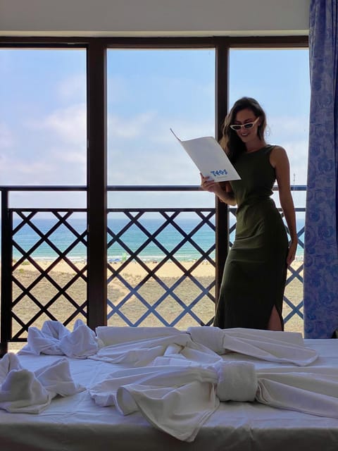 Bed, People, Natural landscape, Sea view, group of guests, towels