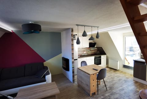 Kitchen or kitchenette, Living room, Seating area, Dining area