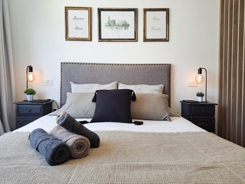 Bed, Photo of the whole room, Bedroom, Seasons, towels