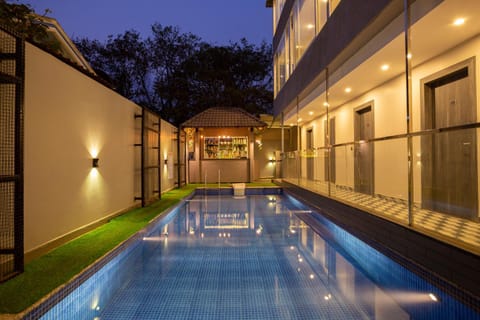 Restaurant/places to eat, Swimming pool