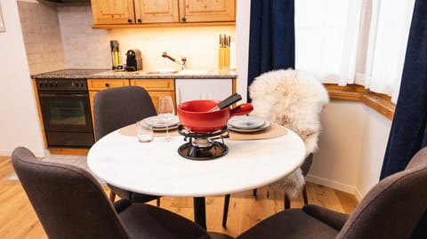 Kitchen or kitchenette, Dining area