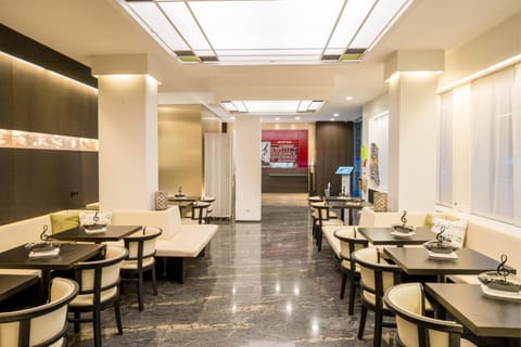 Communal lounge/ TV room, Lobby or reception