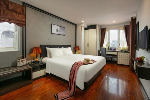 Bed, TV and multimedia, Photo of the whole room, Seating area, Bedroom, hair dresser