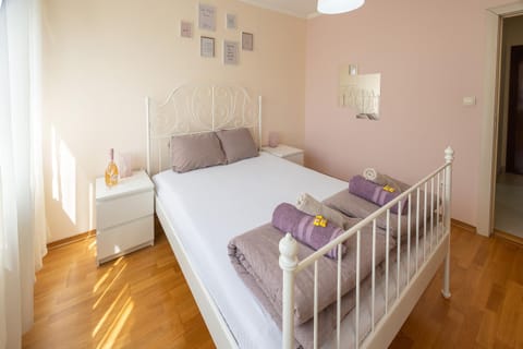 Bed, Photo of the whole room, Bedroom, cot, towels