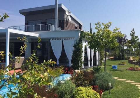 Property building, Facade/entrance, Garden, Garden