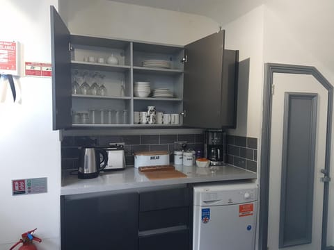 Coffee/tea facilities, Kitchen or kitchenette, Communal kitchen