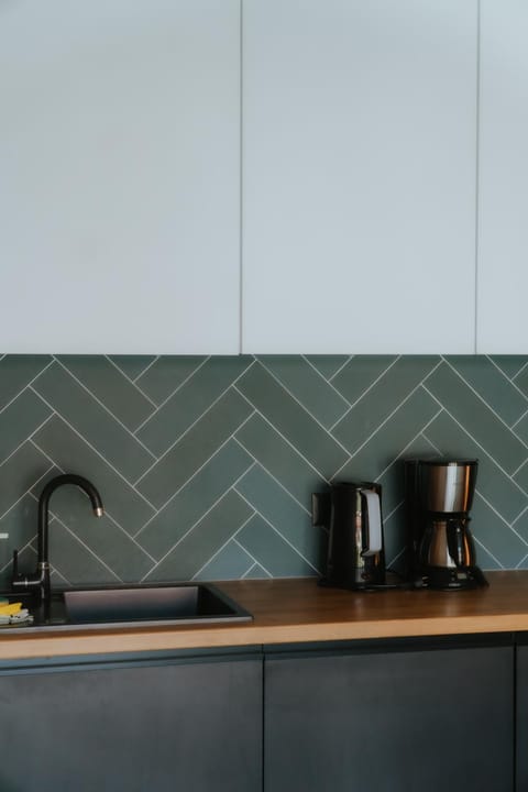 Coffee/tea facilities, Kitchen or kitchenette, stove