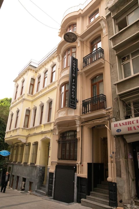 Property building, Facade/entrance, Property logo or sign, Neighbourhood