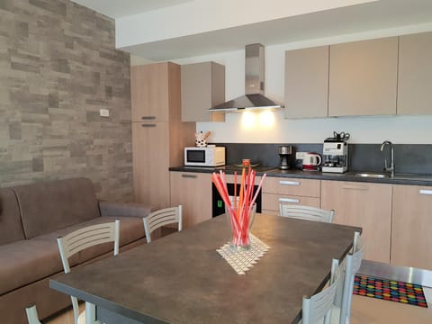 Kitchen or kitchenette, Dining area