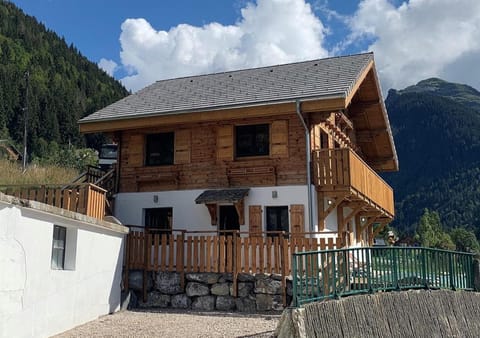Property building, Facade/entrance, Ski School, Skiing, Hiking, Mountain view, River view