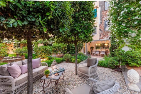 LA CASINA Luxury Apartment inside the Walls of Lucca with Garden, airconditioning, Wifi Apartment in Capannori