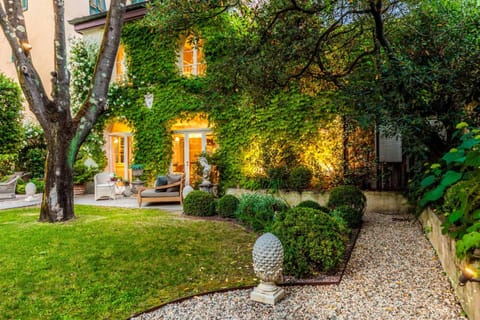 LA CASINA Luxury Apartment inside the Walls of Lucca with Garden, airconditioning, Wifi Apartment in Capannori