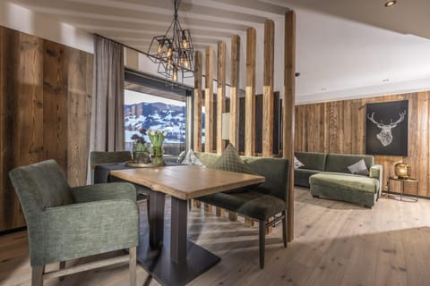 Living room, Lounge or bar, Seating area, Dining area