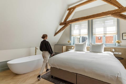 Photo of the whole room, Bath