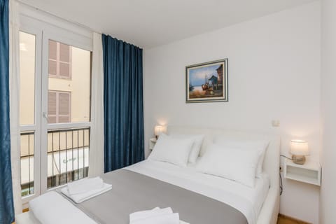 Bed, Bedroom, towels
