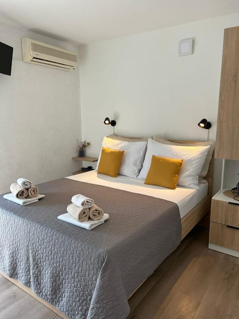 Bedroom, air conditioner