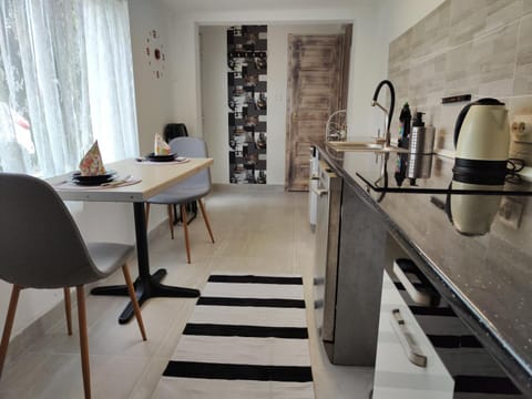 Coffee/tea facilities, Kitchen or kitchenette, Dining area, stove