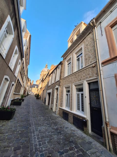 Property building, Day, Neighbourhood, City view, Street view