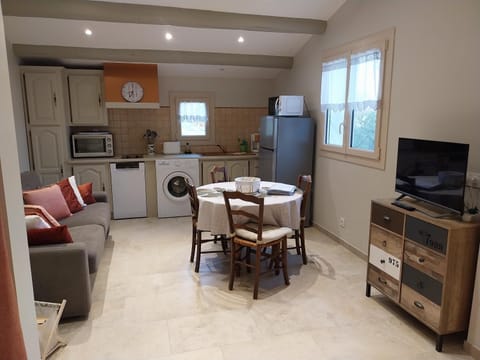 TV and multimedia, Kitchen or kitchenette, Living room, Dining area, dishwasher, stove, toaster, washing machine