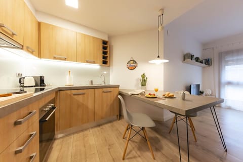 Coffee/tea facilities, Kitchen or kitchenette, Dining area