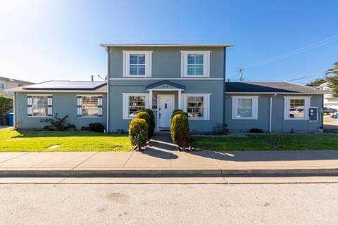 Property building, Facade/entrance, Day, Garden, Street view