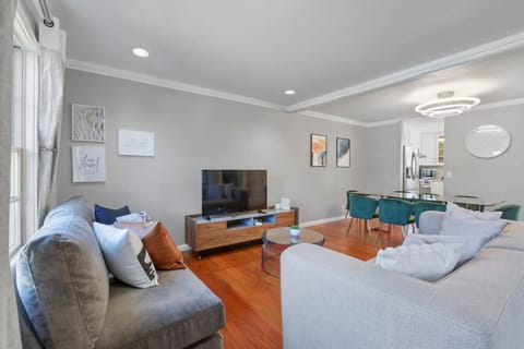 TV and multimedia, Living room, Seating area, Evening entertainment