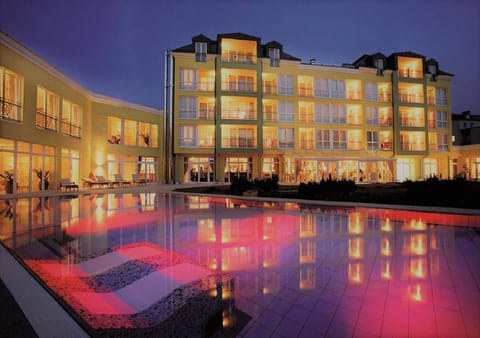 Property building, Garden, Balcony/Terrace, Swimming pool