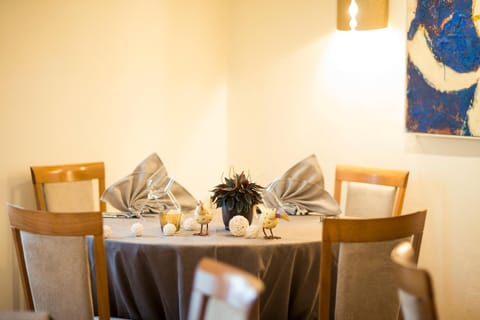 Restaurant/places to eat, Food and drinks, Banquet/Function facilities, Dining area, Food