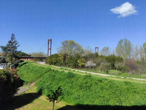 Neighbourhood, Natural landscape, Other, City view, Landmark view, River view, Street view, Quiet street view