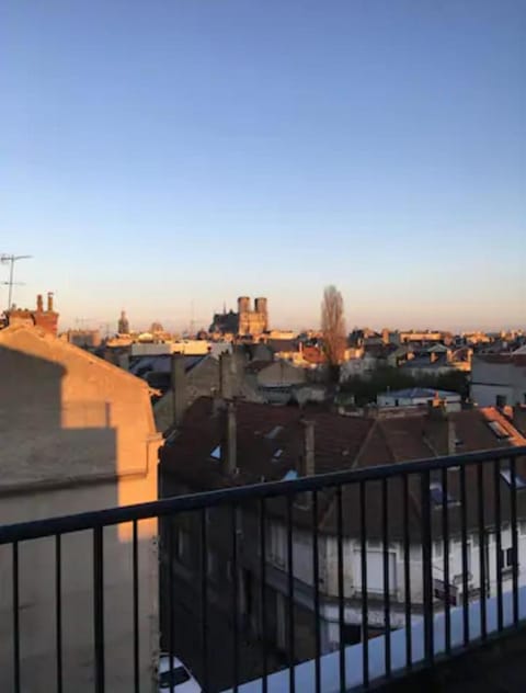 Balcony/Terrace, City view, Street view, Sunrise