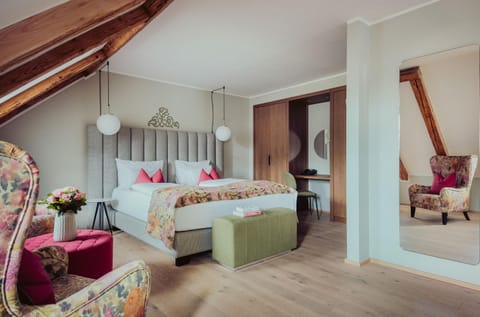 Bed, Photo of the whole room, Seating area, Bedroom