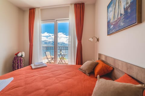 Bed, Photo of the whole room, Sea view