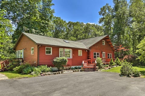 Hike and Ski Log Cabin in East Stroudsburg! Cabin in Middle Smithfield