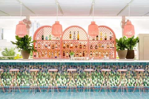 Restaurant/places to eat, Lounge or bar, Pool view