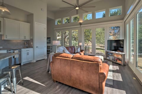 Modern Lake Travis Haven with Resort Amenities! House in Point Venture