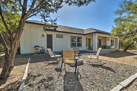Brand New Modern Canyon Lake Escape with Fire Pit! House in Canyon Lake
