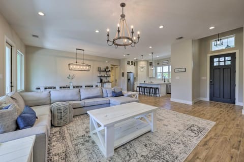 Brand New Modern Canyon Lake Escape with Fire Pit! House in Canyon Lake