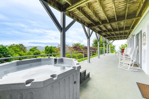 Near Hiking Trails Luxe Canton Getaway with Grill House in Buncombe County