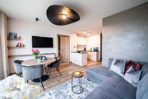 Kitchen or kitchenette, Seating area, Dining area