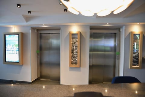 Lobby or reception, elevator