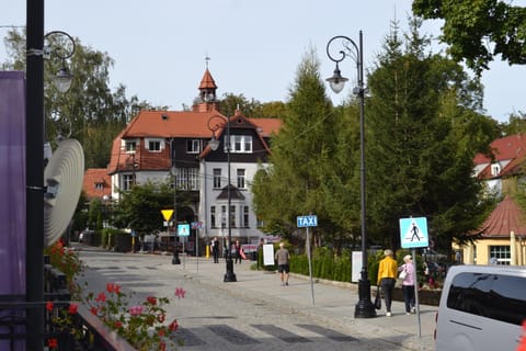 Property building, Neighbourhood, Street view, Location