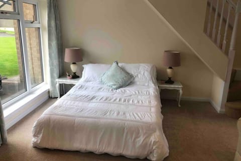 1 Bed House - Central Free Parking Wifi House in Stirling